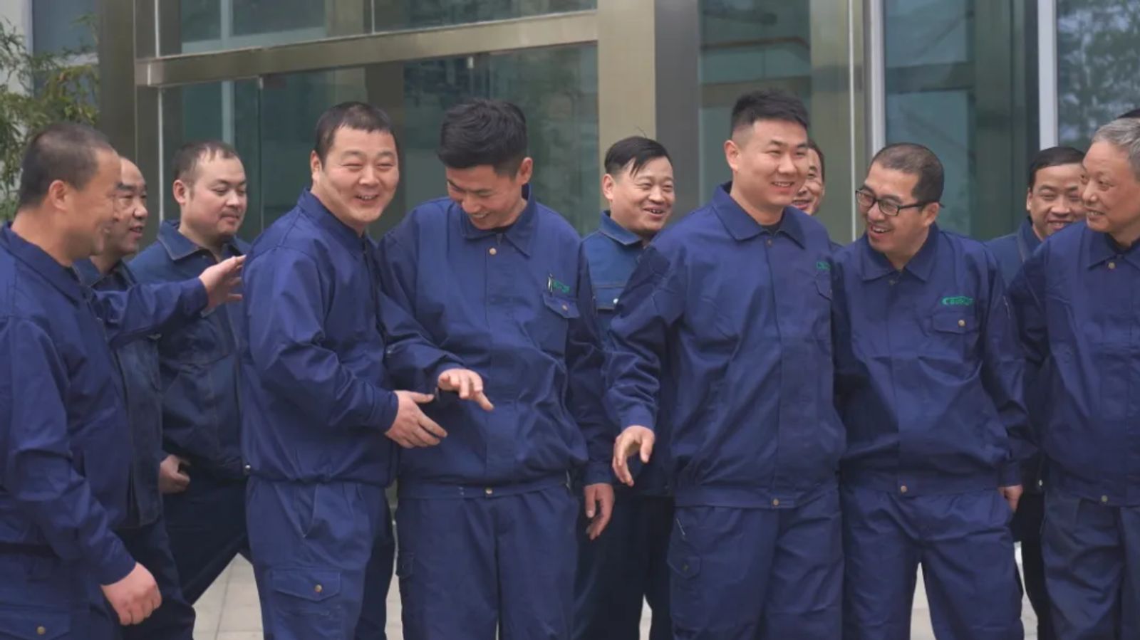 赵洋与团队一起