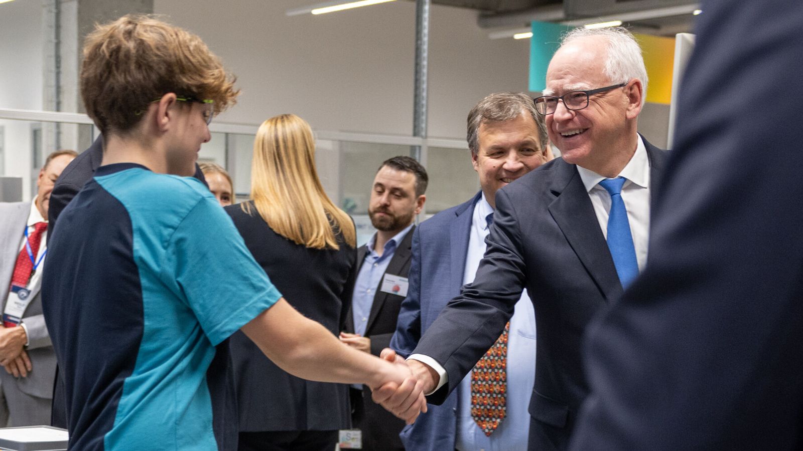 Minnesota Governor Tim Walz visits Bühler Uzwil for insight into Swiss apprenticeship system 