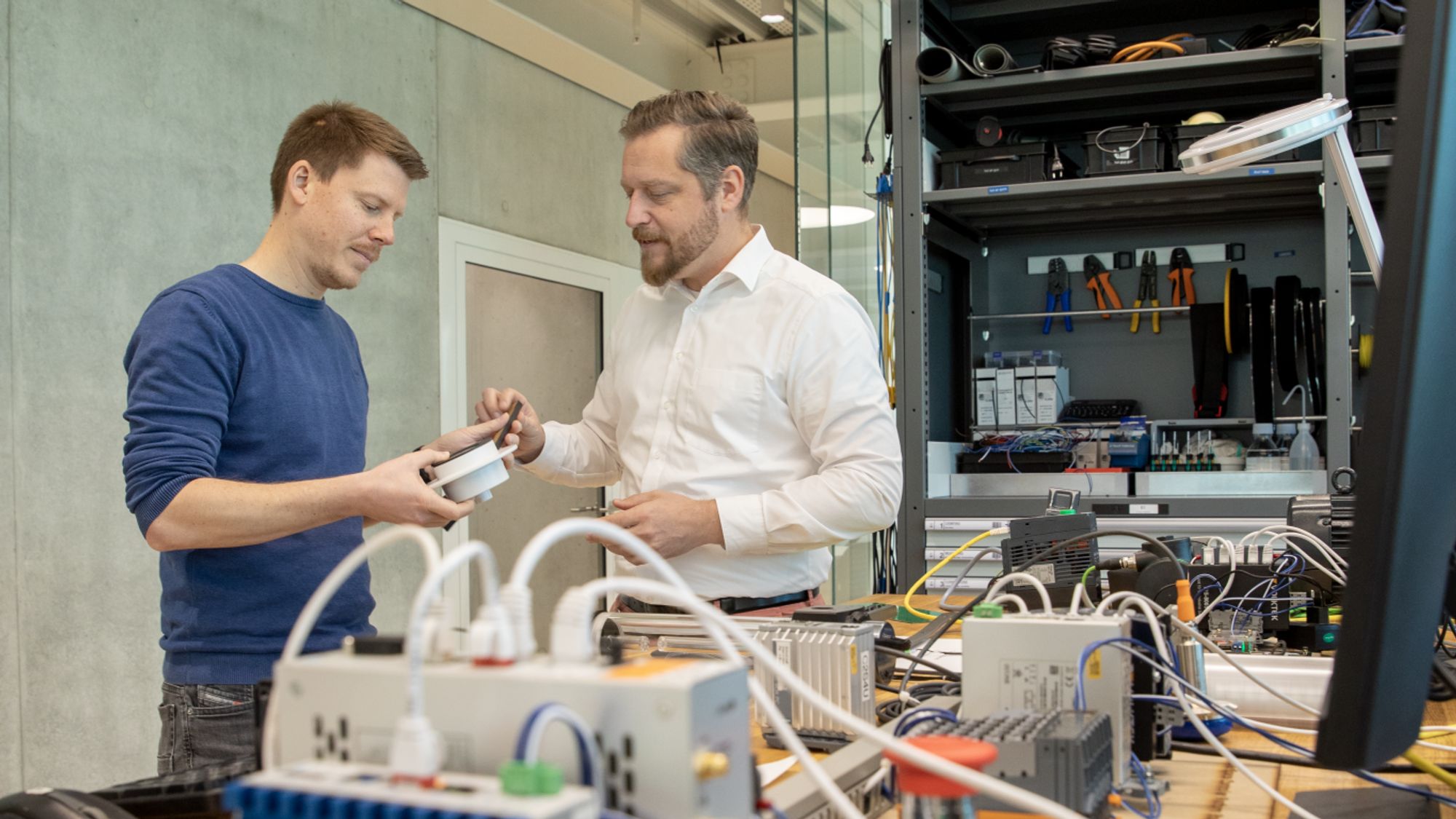 Torsten Nitsche and an employee in the CUBIC makerspace.