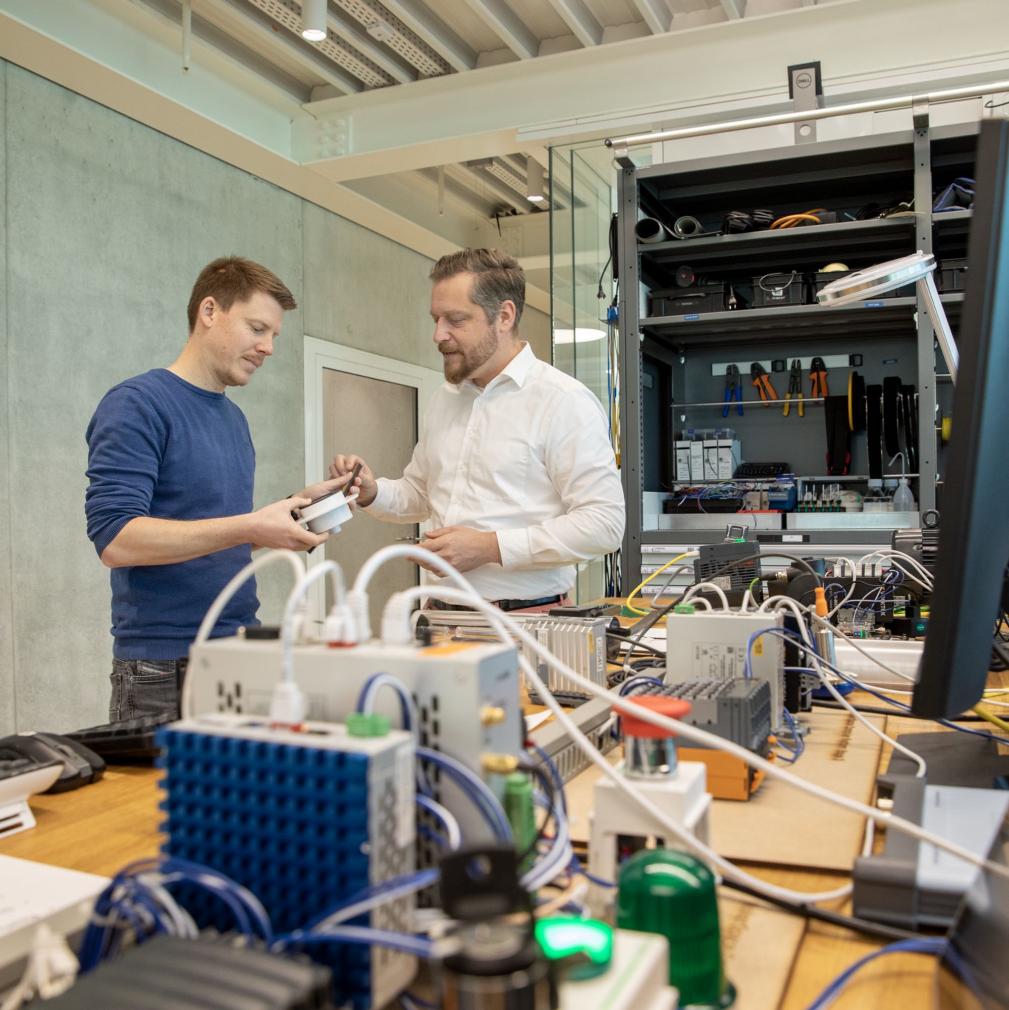 Torsten Nitsche and an employee in the CUBIC makerspace.