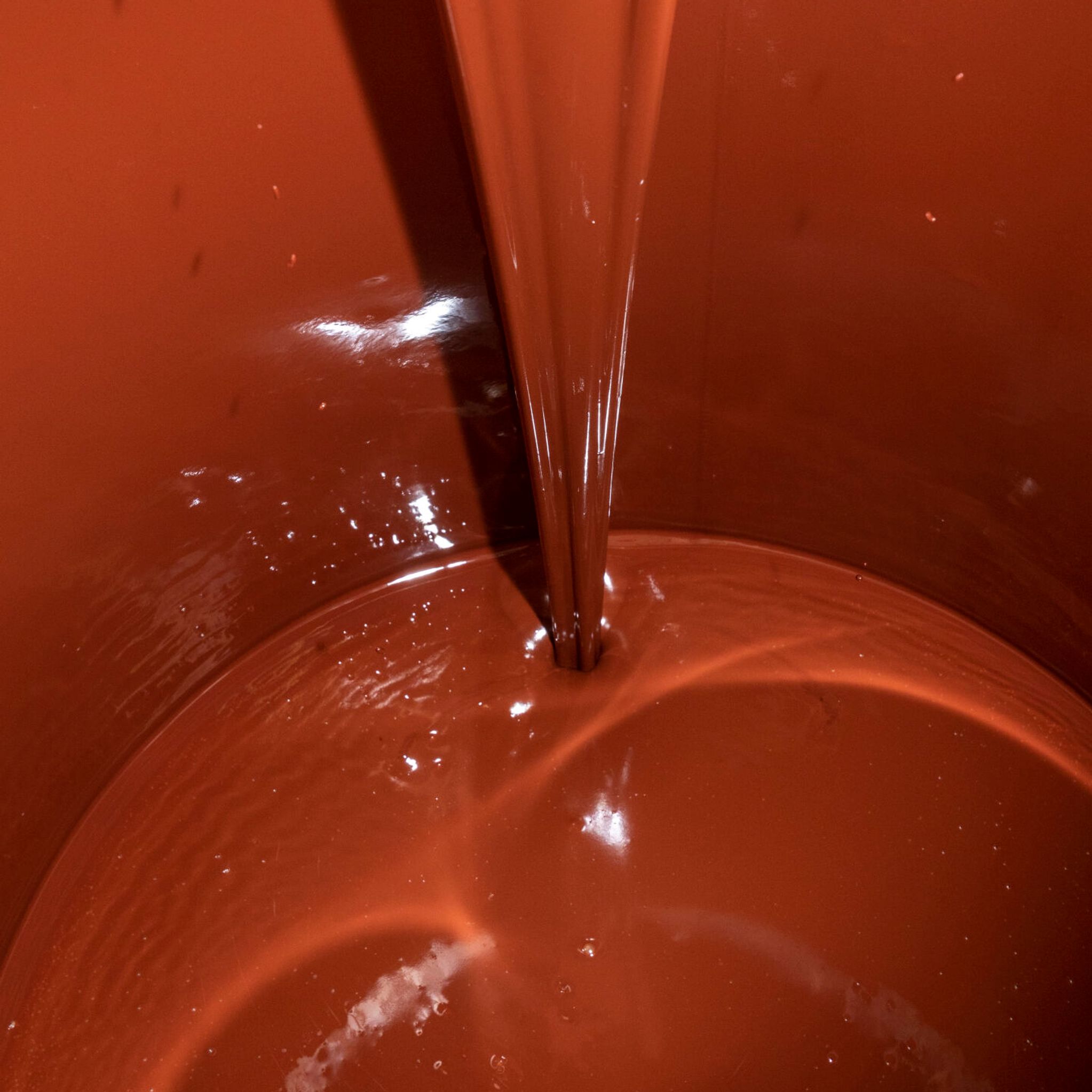 The cocoa mass flows out of the Nova S bead mill.