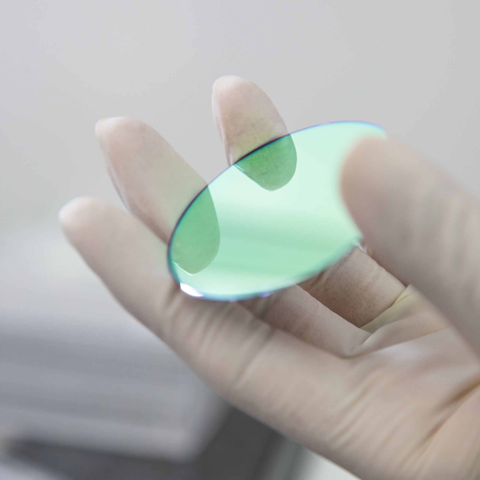 With the latest generation of HELIOS technology, silicon wafers up to 300 millimeters in size can be coated.