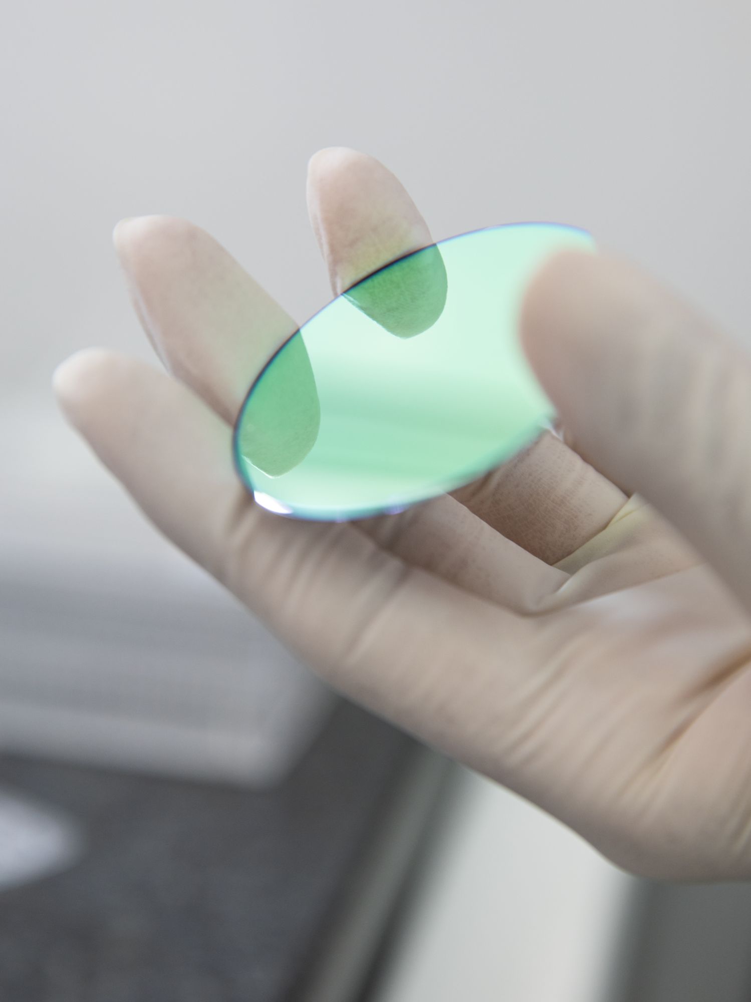 With the latest generation of HELIOS technology, silicon wafers up to 300 millimeters in size can be coated.