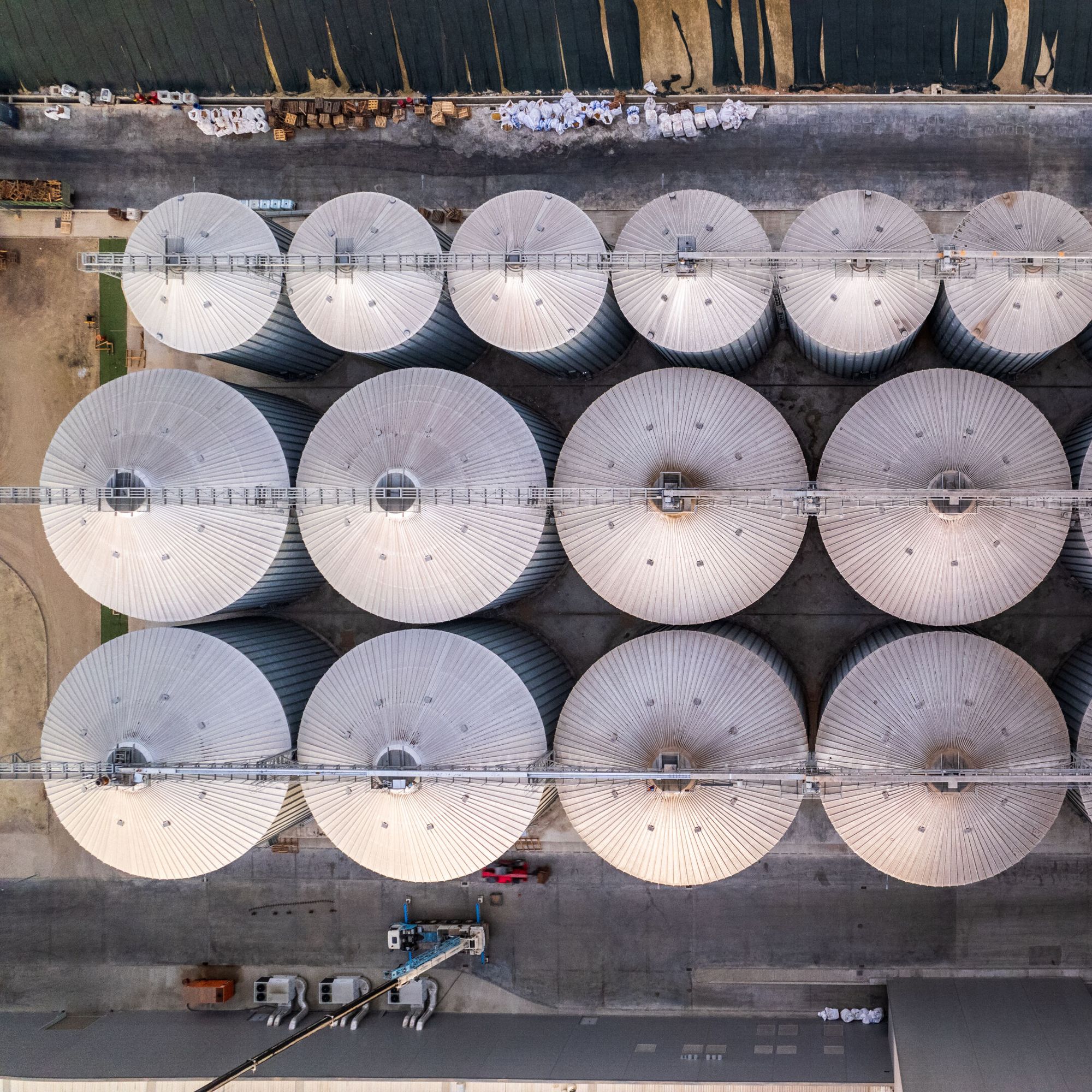 The silos at the food park in Benguela boast a capacity of 100,000 tonnes of cereals and 55,000 tonnes of crude vegetable oil products. 