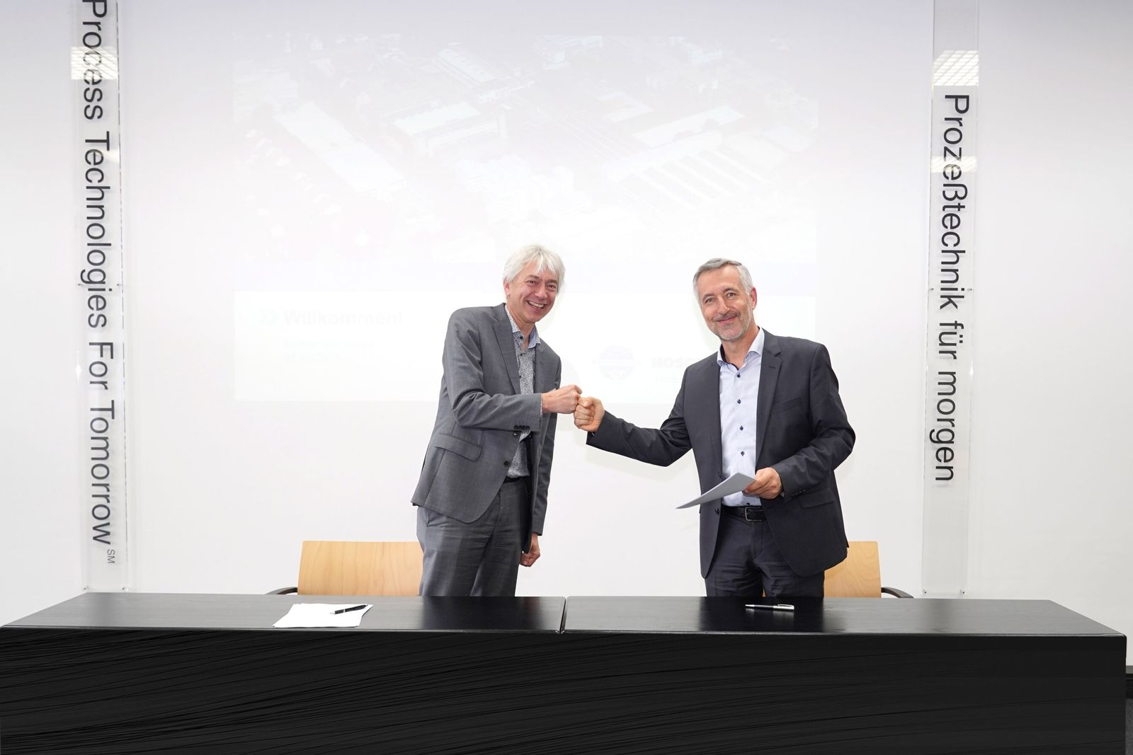 Johannes Wick, CEO of Grains & Food at Bühler and Dr. Antonio Fernández, Chairman of the Board of Hosokawa Alpine, at the signing on June 10, 2021.