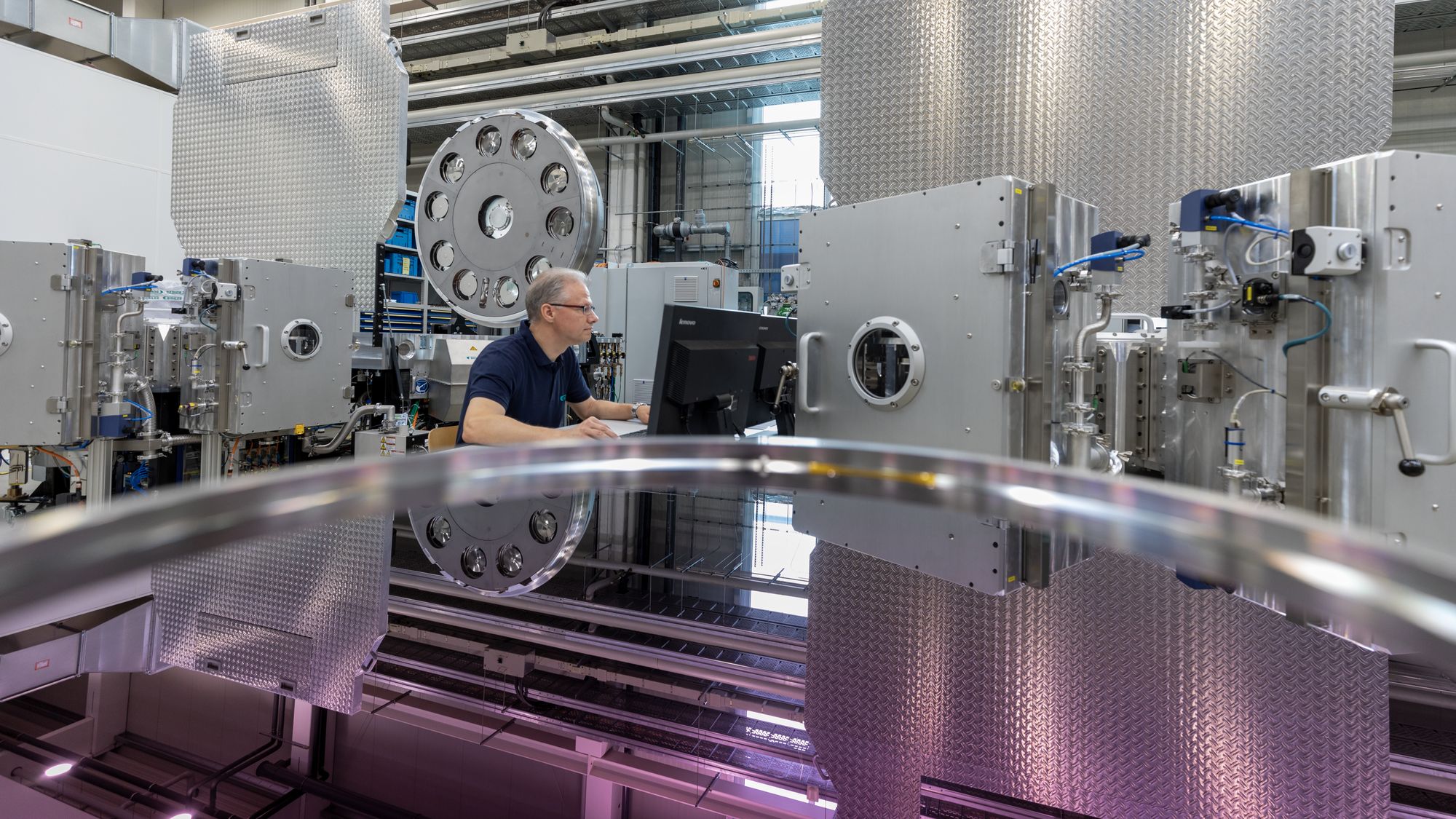 The HELIOS can coat several workpieces simultaneously, enabling higher production volumes.