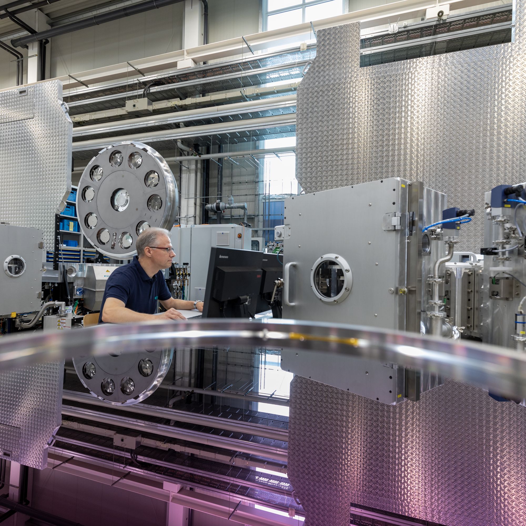 The HELIOS can coat several workpieces simultaneously, enabling higher production volumes.