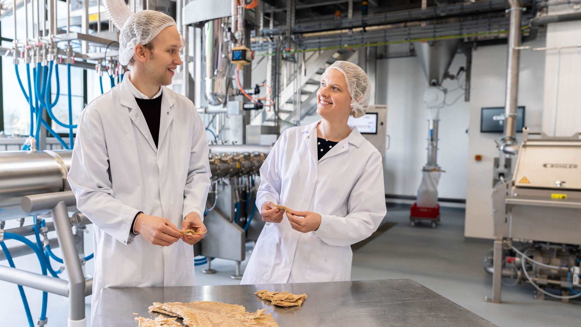 Volker Lammers and Marie-Christin Baune conduct research on industrial scale with the Bühler extruder.