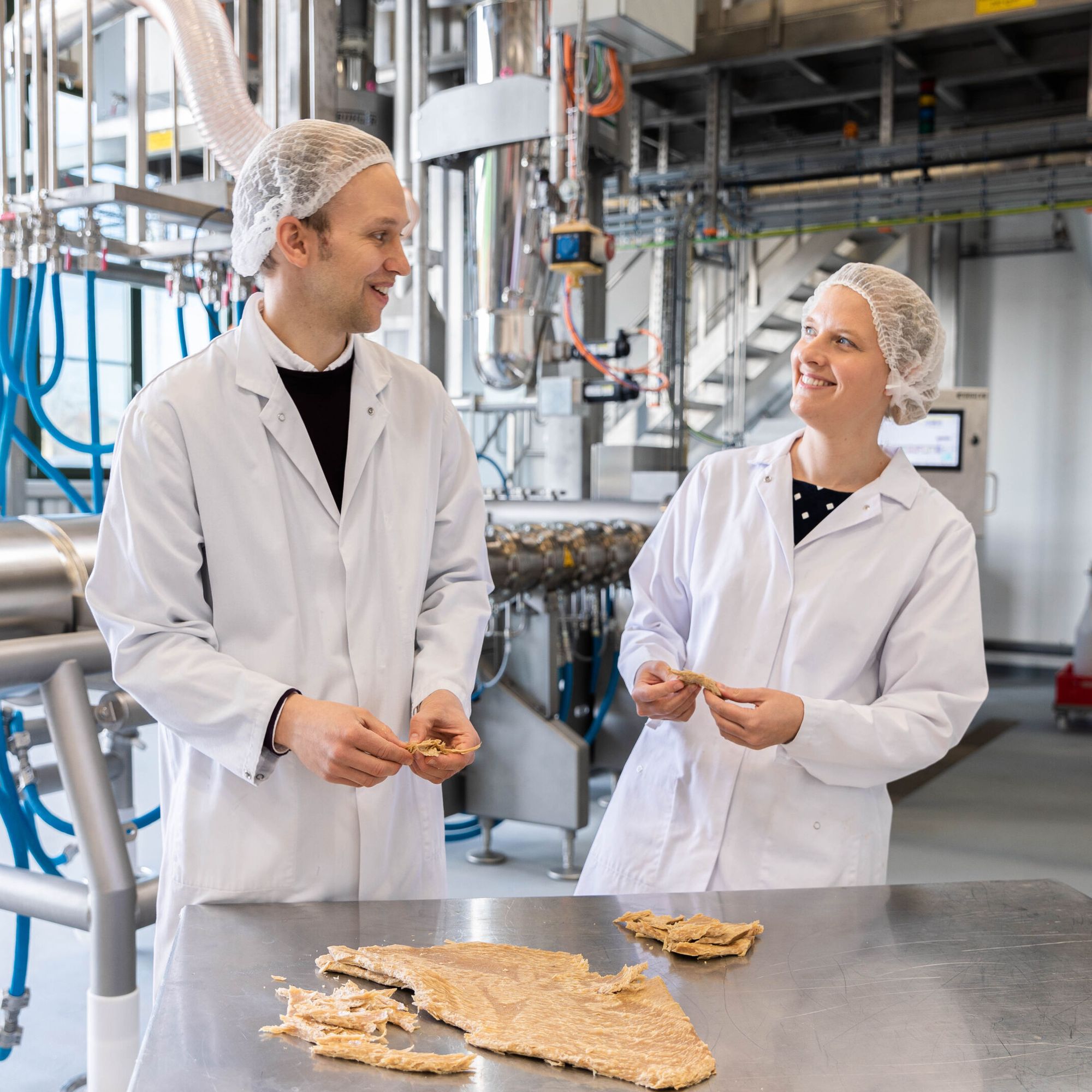 Volker Lammers and Marie-Christin Baune conduct research on industrial scale with the Bühler extruder.