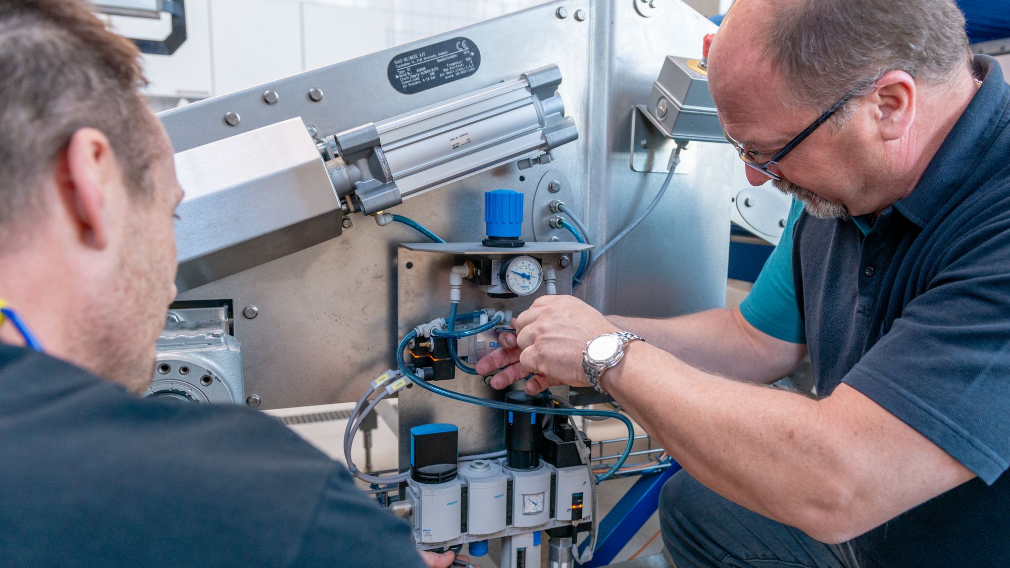 Bühler expert explaining the cookie line to a customer.