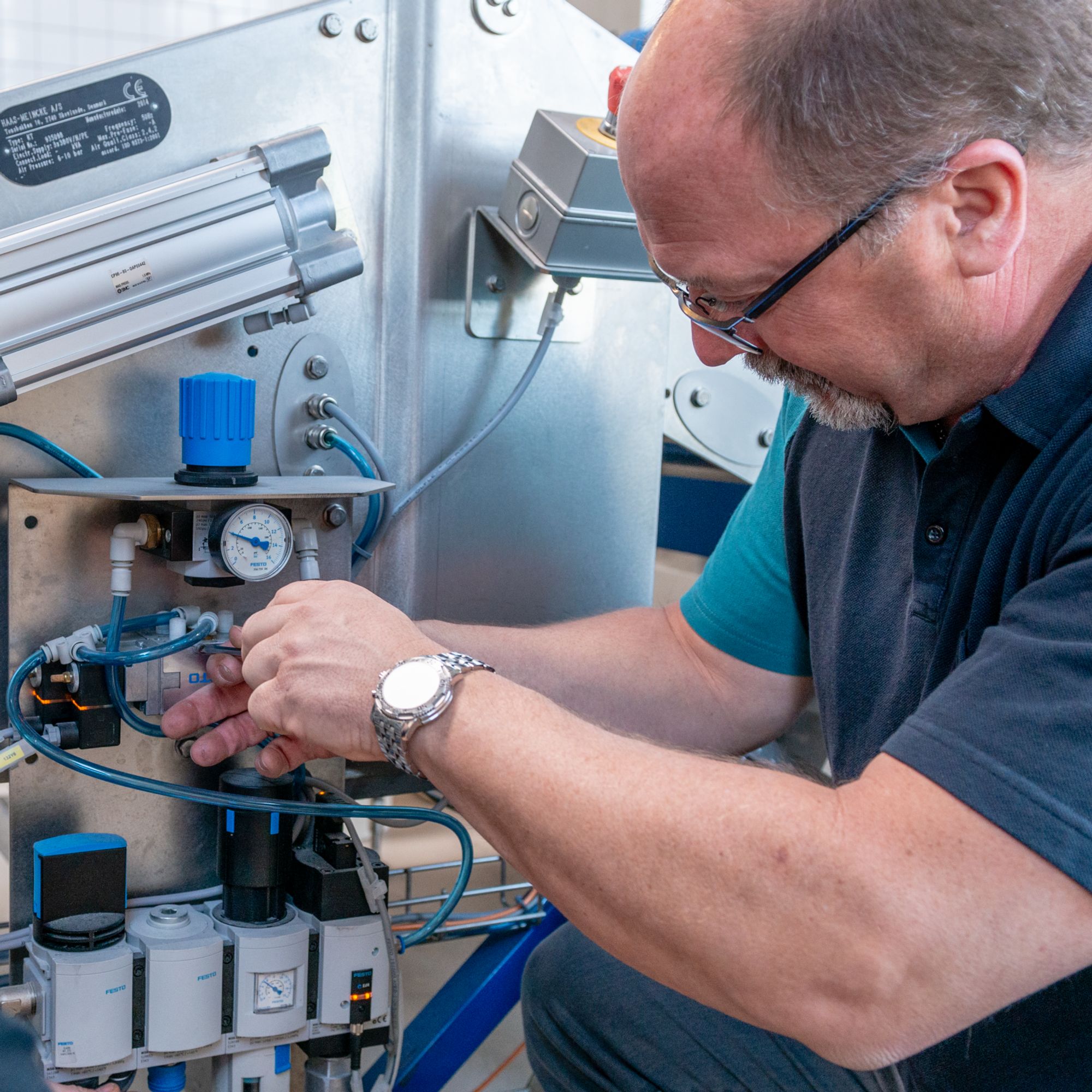 Bühler expert explaining the cookie line to a customer.