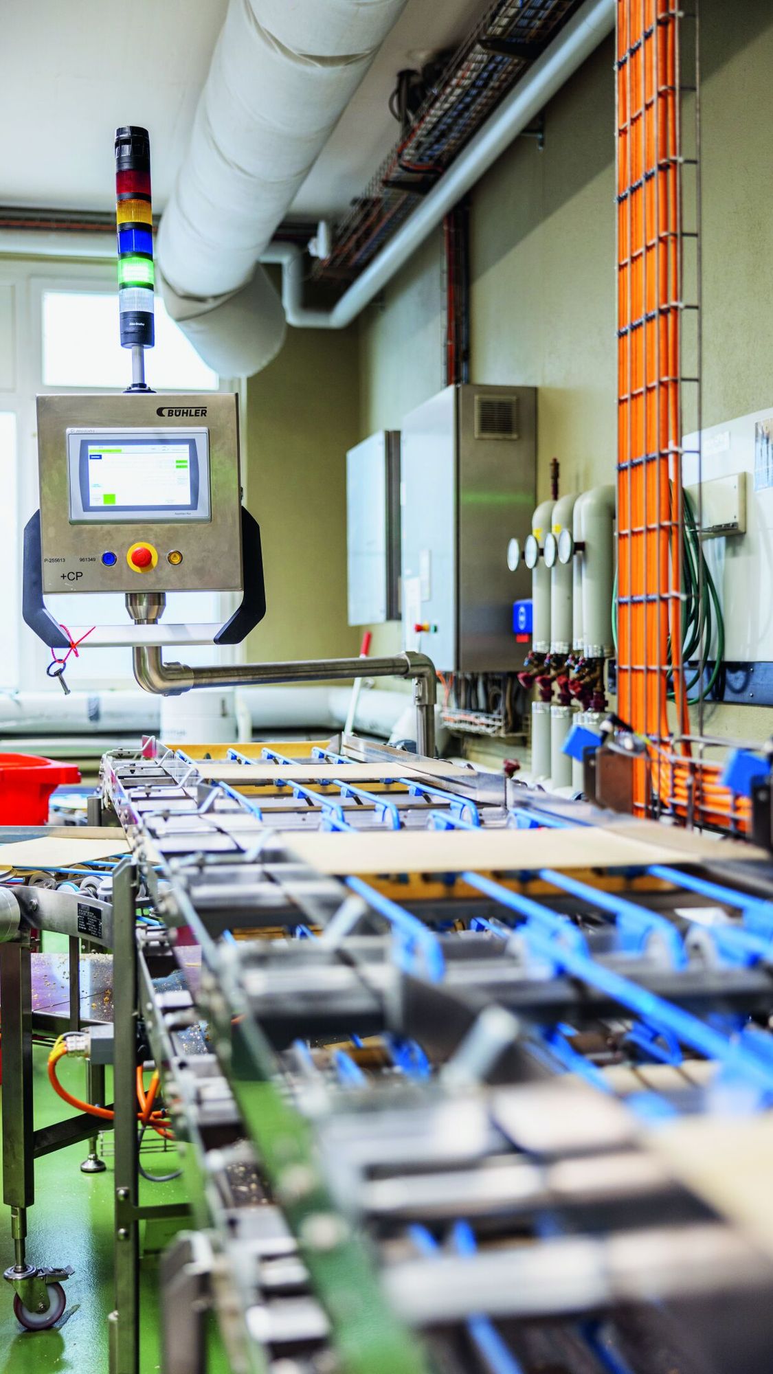 On average, 25 to 30 data points are connected to Bühler Insights on each machine. This is also the case with Bühler’s fully automated in-line wafer sheet inspection system WIS-EAGLE.